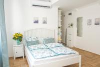 A bed or beds in a room at Harrison(e)