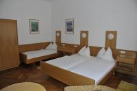 Postel nebo postele na pokoji v ubytování Madar Café Central Melk