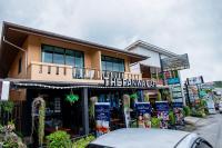 een winkel met een auto voor de deur bij The Panwa Guesthouse, Phuket in Panwa Beach