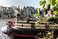 Uitzicht op een rivier vlak bij het hotel