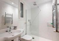 A bathroom at San Sebastián VERY NICE apartment 100m from La Kontxa Beach