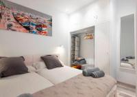 A bed or beds in a room at San Sebastián VERY NICE apartment 100m from La Kontxa Beach