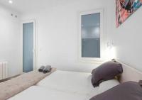 A bed or beds in a room at San Sebastián VERY NICE apartment 100m from La Kontxa Beach