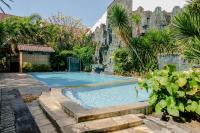 Hotel Mahkota Plengkung by ecommercelokaの敷地内または近くにあるプール