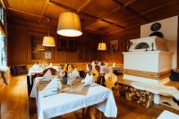 UnterbrunnにあるLandgasthof Böckの白いテーブルと椅子のあるダイニングルーム