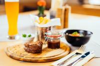 UnterbrunnにあるLandgasthof Böckのテーブルの上に食べ物の皿が置かれたテーブル