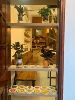 una habitación con una mesa con platos de comida en Be&#39;s Home &amp; Tours, en Ha Giang