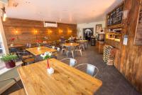 The Bay Filey Holiday Village في Filey: مطعم بجدران خشبية وطاولات وكراسي