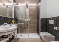 A bathroom at Astoria Deluxe rooms