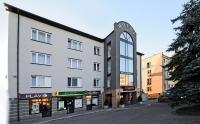 Un edificio con un reloj en el costado. en Hotel Martex, en Płońsk