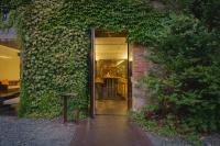 A garden outside Hotel Boutique El Convento de Mave