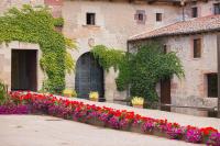 A garden outside Hotel Boutique El Convento de Mave