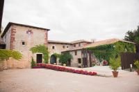 A garden outside Hotel Boutique El Convento de Mave