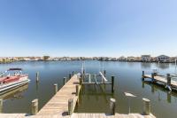 eine Anlegestelle mit einem Boot auf dem Wasser in der Unterkunft Oyster Lane Hideout in Ocean City