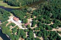 - une vue aérienne sur un parc arboré et une maison dans l&#39;établissement Camping Les Mijeannes, à Rieux-de-Pelleport