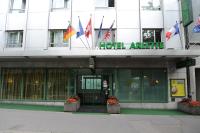 Una fachada de un edificio con banderas. en Hotel Arlette Beim Hauptbahnhof, en Zúrich