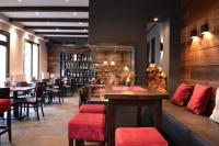 Un restaurante con mesas y sillas y un bar. en Wolfschlucht, en Rodgau