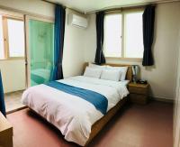 Hotel Joy near Camp Humphresにあるベッド