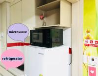 Hotel Joy near Camp Humphresにあるキッチンまたは簡易キッチン