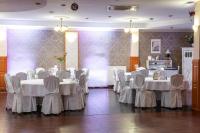 Un restaurant sau alt loc unde se poate mânca la First Hotel