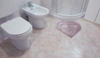 A bathroom at L'Antenna
