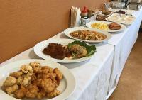 函馆Credo Hotel Hakodate的一张白色的桌子，上面摆满了食物