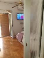 Televízia a/alebo spoločenská miestnosť v ubytovaní Alimos Studio Beach Apartment