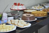 ein Tisch mit Kuchen, Torten und anderen Desserts in der Unterkunft Goiana Palace Hotel - Fácil Acesso a Fábrica da JEEP in Goiana