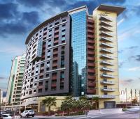 un edificio grande con muchas ventanas en Grand Bellevue Hotel Apartment Dubai, en Dubái