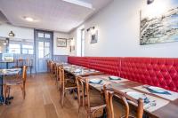 Restoran ili neka druga zalogajnica u objektu Les Flots - H&ocirc;tel et Restaurant face &agrave; l&#39;oc&eacute;an - Ch&acirc;telaillon-Plage
