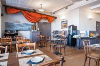 Restoran ili neka druga zalogajnica u objektu Les Flots - H&ocirc;tel et Restaurant face &agrave; l&#39;oc&eacute;an - Ch&acirc;telaillon-Plage