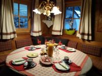 einen Esstisch mit einem roten und weißen Tischtuch in der Unterkunft Talhof in Jochberg
