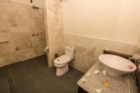 a bathroom with a toilet and a sink at Rinjani Lodge in Senaru