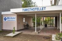 un edificio con un cartel que diga tunitzitzel en BB-Hotel Frederikshavn Turisthotellet, en Frederikshavn
