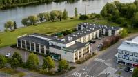 una vista aérea de un edificio al lado de un río en Hotel Sommelo, en Kouvola