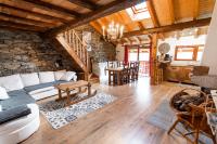 una sala de estar con un sofá y una mesa en Les Balcons du Molliebon gite, en Séez