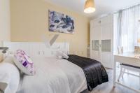A bed or beds in a room at AYZ Villegas - Auto check-in property
