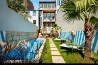 a house with a palm tree and a swimming pool at Maison Cabral in Porto