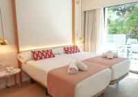 Łóżko lub łóżka w pokoju w obiekcie Sol i Vida Hotel - Adults Only