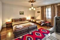 Postel nebo postele na pokoji v ubytování Keremidchieva Kushta Guest House