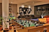 una sala de estar con un tablero de ajedrez grande en The Blue Jay Hostel - Dorms &amp; Rooms, en Rishīkesh