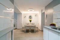 A kitchen or kitchenette at UNIQUE HOMES LAS SETAS LA CAMPANA