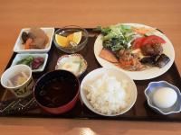 ホテルの敷地内または近くでの食事または食べ物
