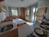 Kuchyňa alebo kuchynka v ubytovaní Família Apartmanház