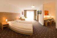 Łóżko lub łóżka w pokoju w obiekcie Hotel zum grünen Tor