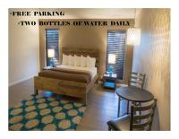 ein Schlafzimmer mit einem Bett, einem Tisch und einem Stuhl in der Unterkunft Thunderbird Boutique Hotel in Las Vegas