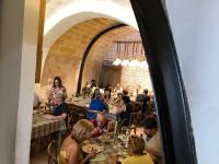 een groep mensen die aan tafels in een restaurant zitten bij Casa 28 in Canosa di Puglia