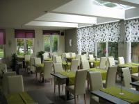 une salle à manger remplie de tables et de chaises dans l'établissement H+ Hotel Erfurt, à Erfurt