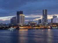 Una vista de una ciudad de noche con en APA Hotel &amp; Resort Yokohama Bay Tower, en Yokohama