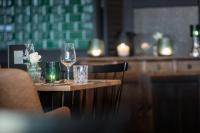 シュットルフにあるHotel Nickischのワイン2杯付きテーブル